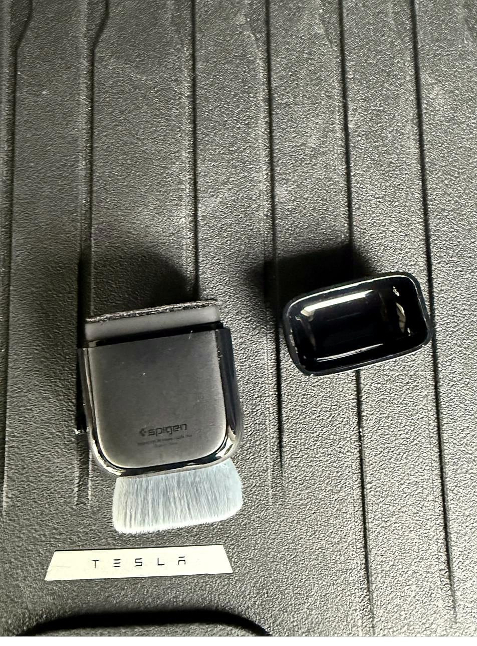 Spigen EZ Slide screen cleaner brush and lid side by side