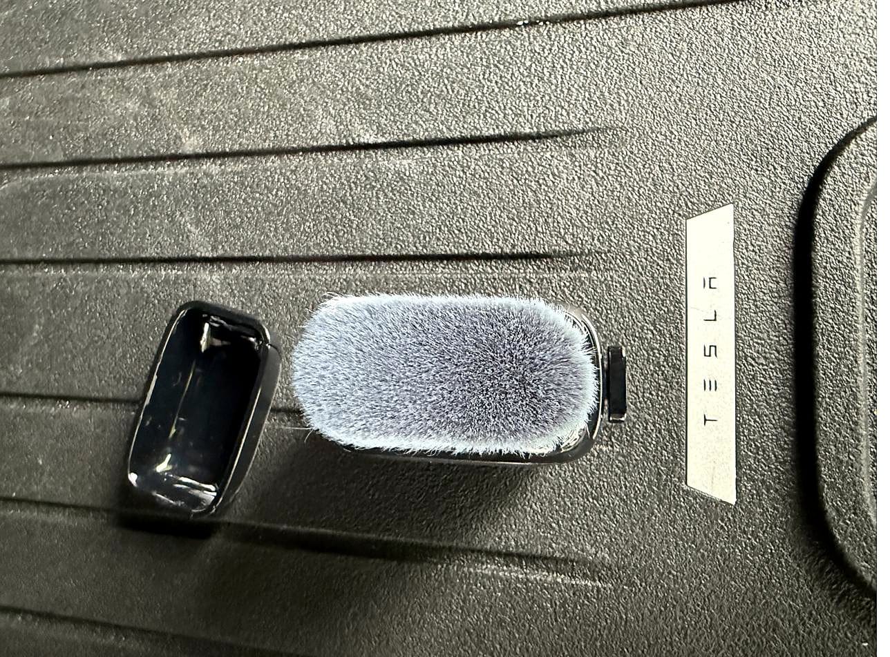 Close-up of the Spigen EZ Slide pad and brush